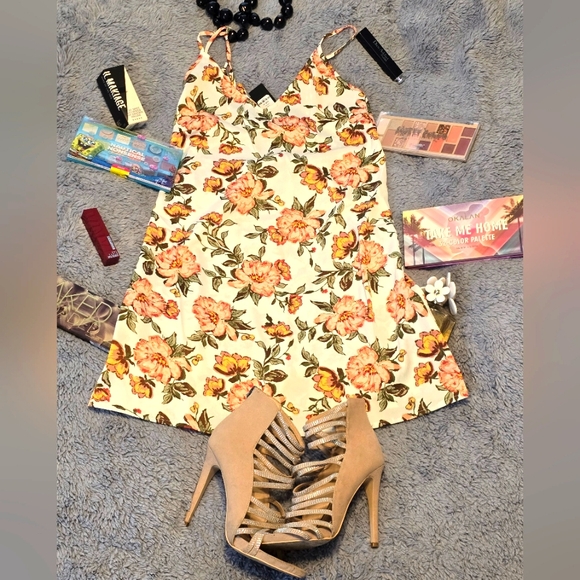 White Floral Dress size M - Picture 6 of 7